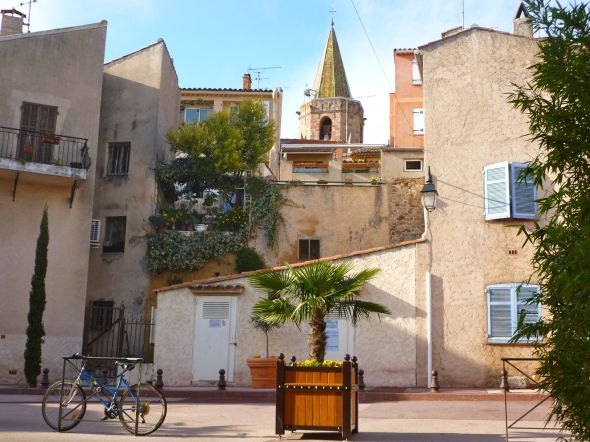 På cykeltur till gamla stadskärnan i Frejús