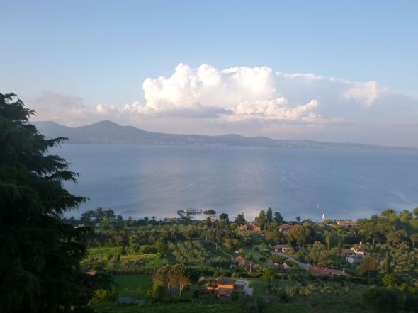 Kvällsstämning över Lago di Bracciano nordväst om Rom