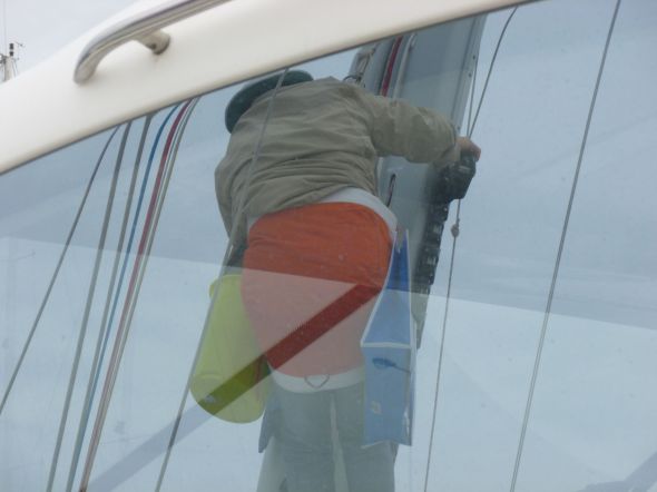 Nina förevisar nya kjolmodet på väg upp i masten - speglat i grannens plexiglas