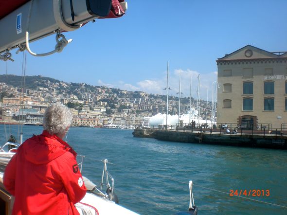 Tua spanar på väg in till Porto Antico längst inne i den enorma hamnen i Genua