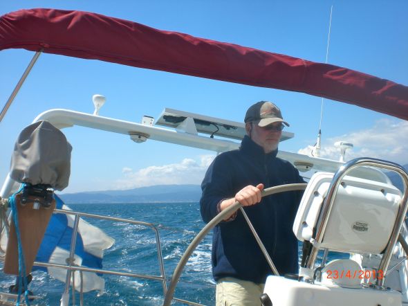 På väg från San Remo till Verazzi fick vi en härlig halvvindsbog, Peter vid ratten