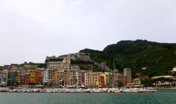 På väg till La Spezia går man i det smala sundet mellan Portovenere (på bilden) och Isla Palmaria