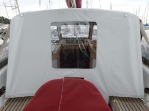 Regn-och vindskydd för nedgångsluckan vid vind akterifrån