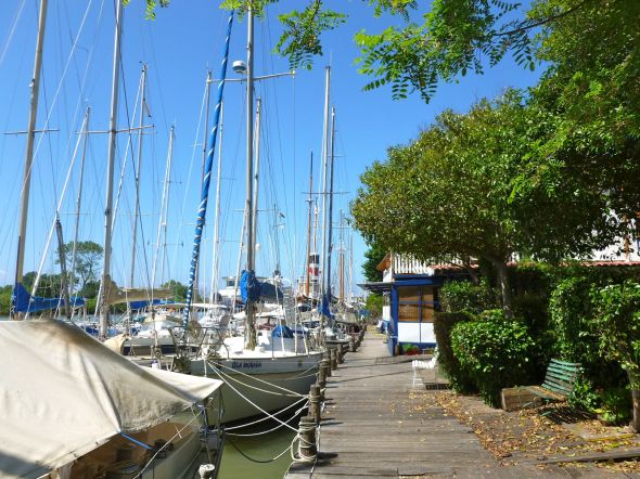 Vid mynningen av Fiumara Grande ligger flera båtvarv där man kan lägga upp båten