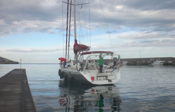 Vi lägger till vid den  lokala båtklubben i San Remo
