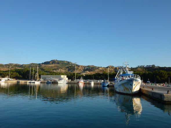Båtflyktingar på bryggan