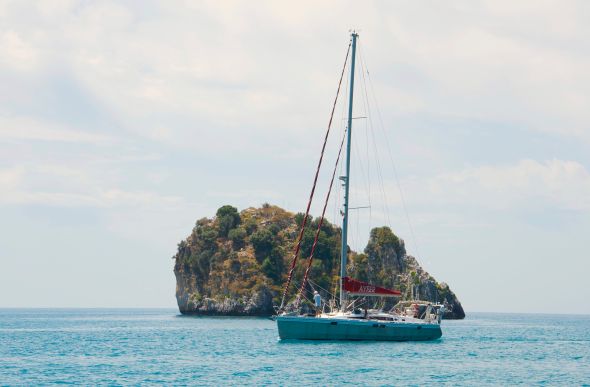 Upp med ankaret och iväg igen efter badpausen före Maratea