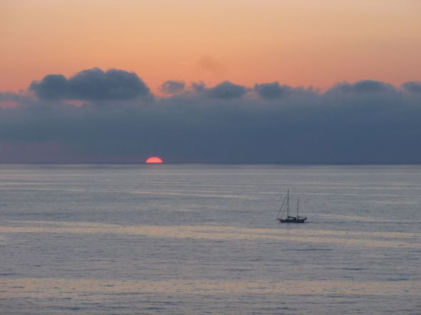 En båt går ut från Tropea mot natten