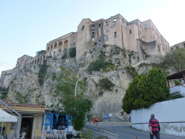 Från gatan fortsätter man med 200 trappsteg upp till gamla stan i Tropea. Anne-Lise har tagit täten medan Svante följer efter.