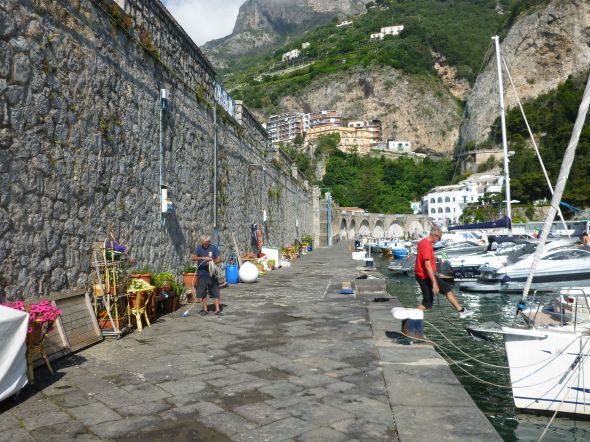 Den höga kajen i Amalfi. Per stiger ombord på s/y Midi.