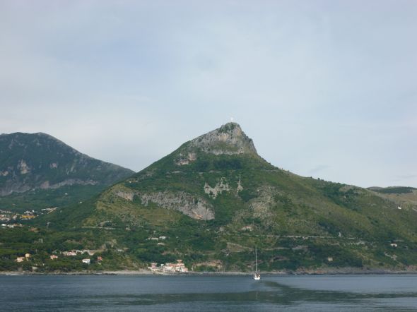 Kristusstatyn på berget vakar över ankomsten till Maratea