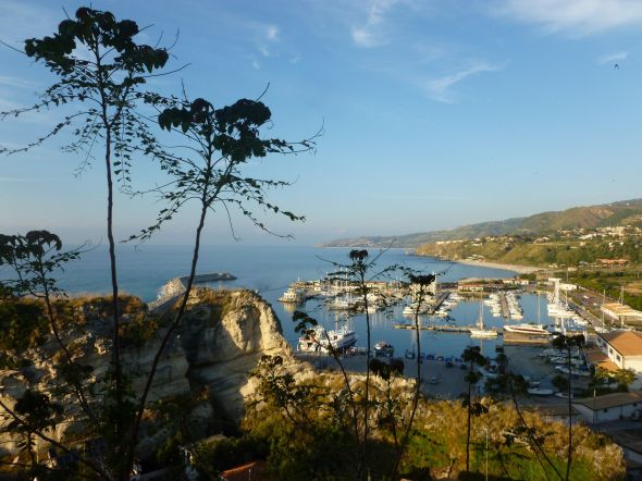 Marinan i Tropea sedd uppifrån gamla stan