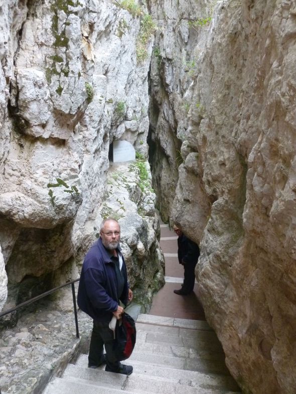 Svante på väg ned för trappan till Det heliga korsets kapell i en av de tre bergssprickorna i Gaeta