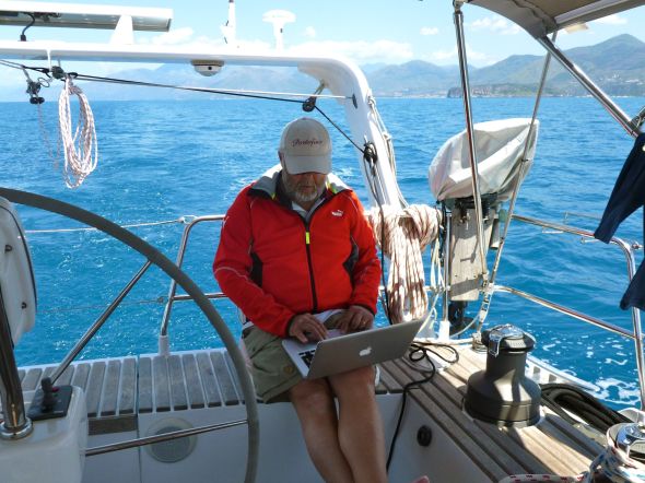 ... medan Svante rensar skrivbordet på Macen och håller vakt.