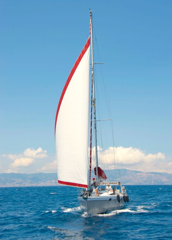 In med segel och ut med fendrar, nu kommer vi till Reggio di Calabria. Foto: Per Hotvedt