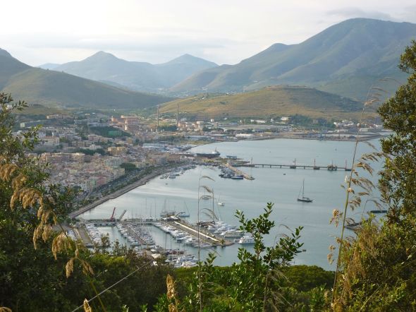 Utsikt över staden och marinan i Gaeta