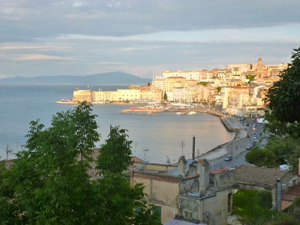Utsikt över den gamla staden och hamnen i Gaeta
