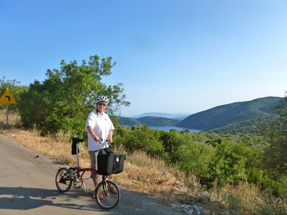 Nina på cykelutfärd till Vathi, Katomeri och Spartochori på Meganisi