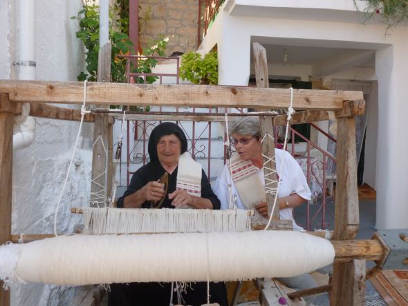 Kvinnor som väver under bar himmel är en vanlig syn i Katomeri