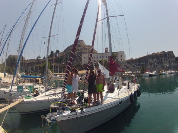 Mimmi vinkar farväl i Mandraki marina i Korfu. Foto: Viktor