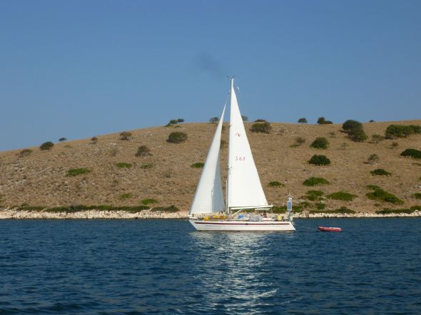 Vi lämnar Nisos Petalas tillsammans med gräsänklingen Håkan på Alacrity