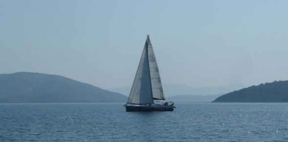 Ayfer för fulla segel - en ovanlig syn! Foto: Håkan