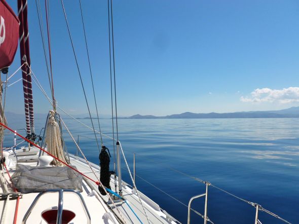 Proudly motoring i härlig stiltje på väg till Paros