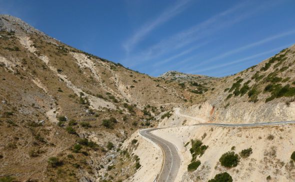 Slingrande väg uppe i bergen på Lefkas