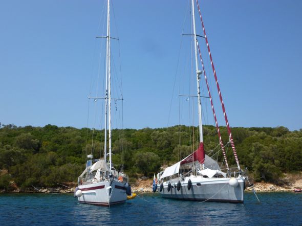Alacrity och Ayfer för ankar i Abelike Bay