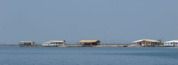 Husen vid kanalen på väg in till Mesolongion