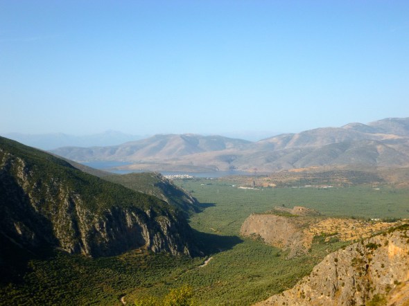 Det moderna Delfi vänder sig inte mot Pleistosdalen utan mot Korintiska viken och Itea