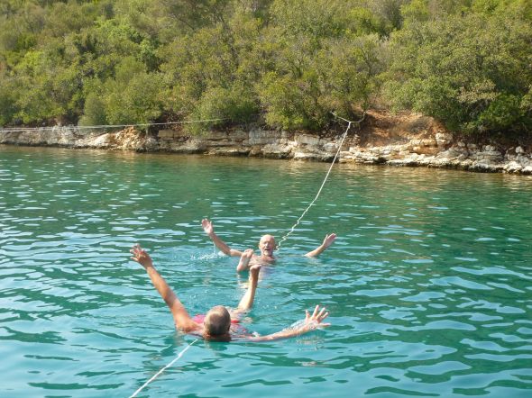 Håkan och Svante på lekhumör i Abelikeviken