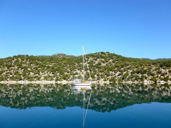 Alacrity i morgonljus efter den första natten i Kekova Roads