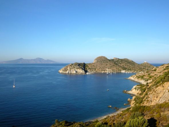 Den antika hamnen i Knidos med grekiska ön Nisiros i bakgrunden