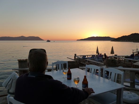 Solnedgångsbira i Kas med grekiska ön Kastellorizon till vänster