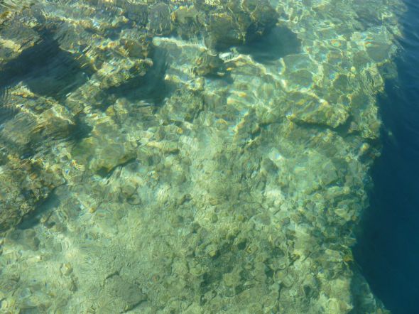 Mera ruiner under vattnet i den sjunkna staden i Kekova