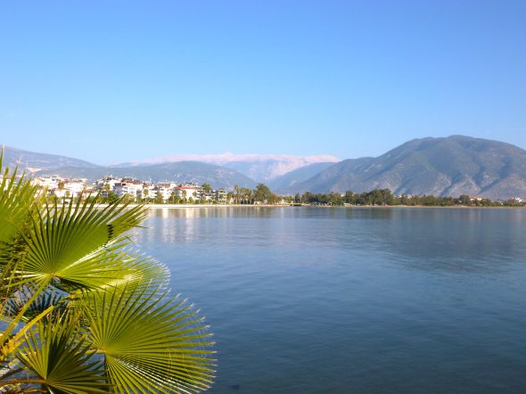 Utsikt från hamnpiren över Finike, stranden och bergen