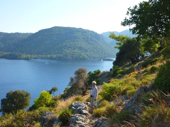 Nina på en av de fina vandringslederna längs stränderna på Fethiyebukten