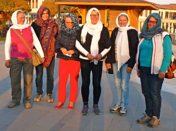 På väg in i moskén