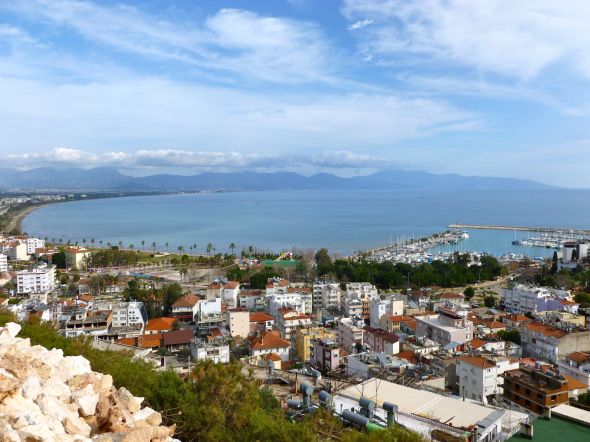 Utsikt över Finike med marinan till höger