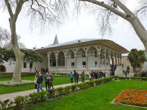 En av de många byggnaderna