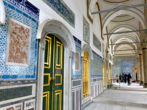 Gång med väggar av mosaik