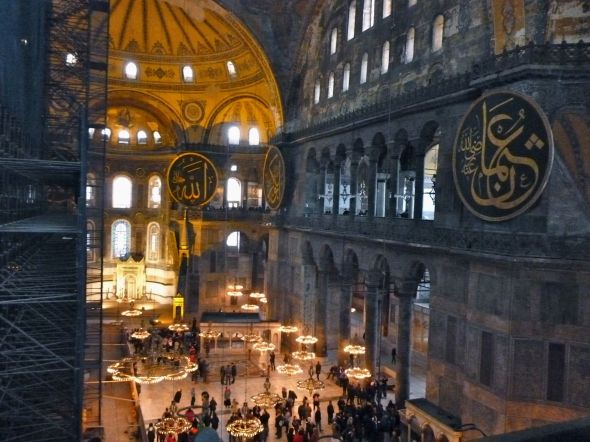 Den centrala delen av kyrkorummet under kupolen omges av gallerier i två våningar