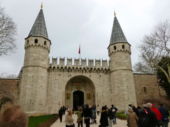 Ingången till Topkapipalatset, ordagrant "kanonportspalatset"