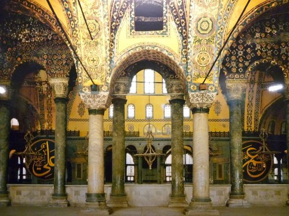 På gallerierna i övre våningen finns de flesta av de mosaiker som tagits fram