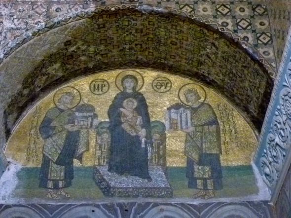 Till höger om Gudsmodern med barnet står Konstantin den store med en modell av den stad han ville bygga i sin hand