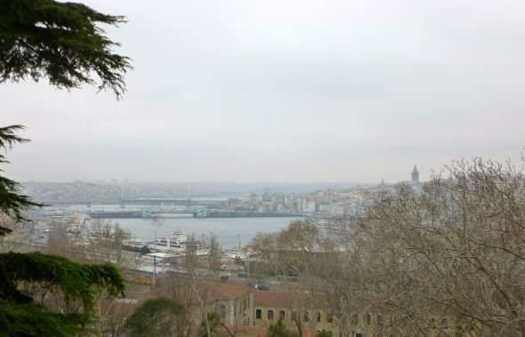 Från paviljongerna i Topkapipalatset har man utsikt över Gyllene hornet