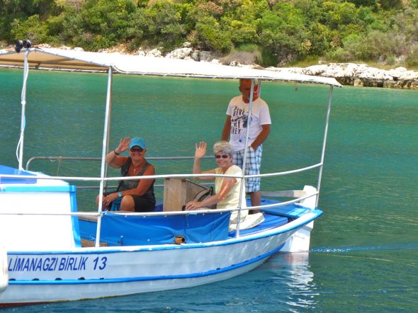 Agneta och Nina tog "turbåten" till Kas
