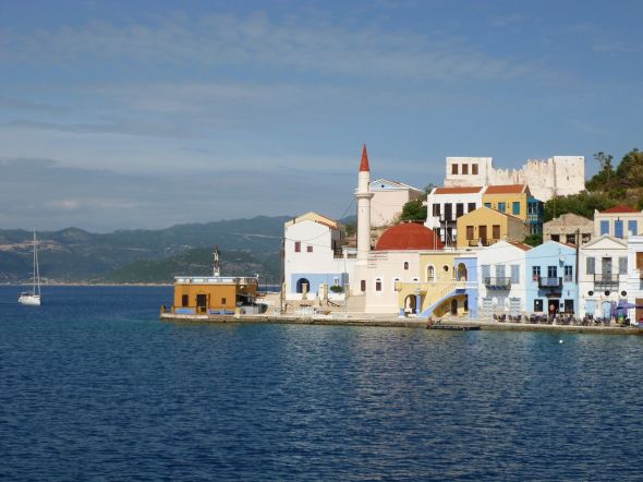 Hamninloppet till Kastellorizo med Turkiet i bakgrunden