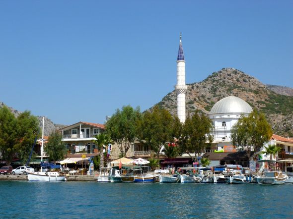 Bozburun med moskén invid hamnen